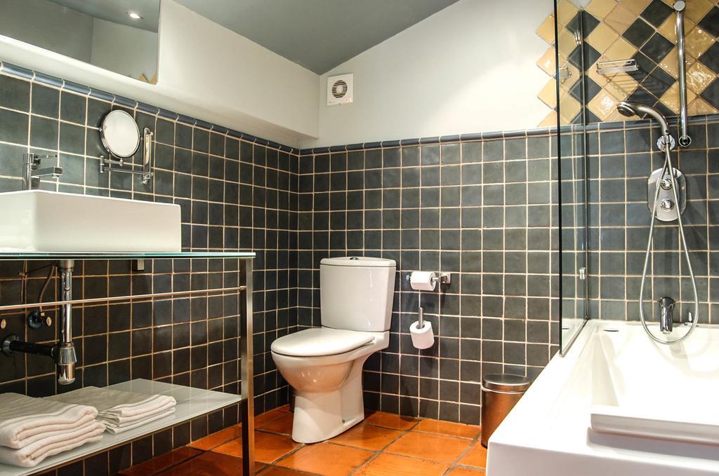 Habitación con cama grande